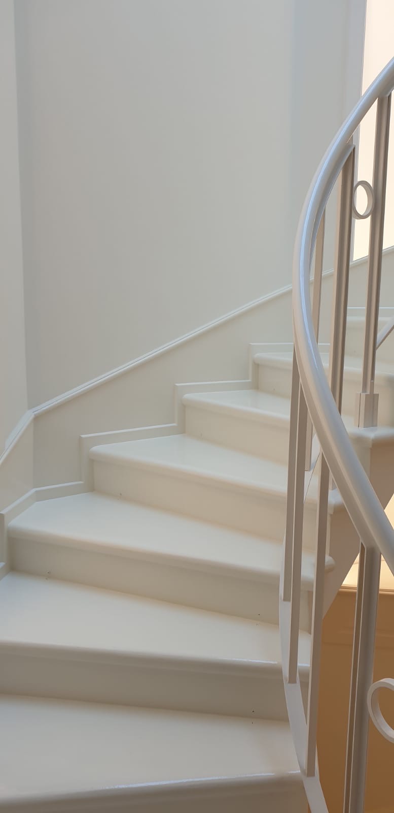 Escalier en email blanc