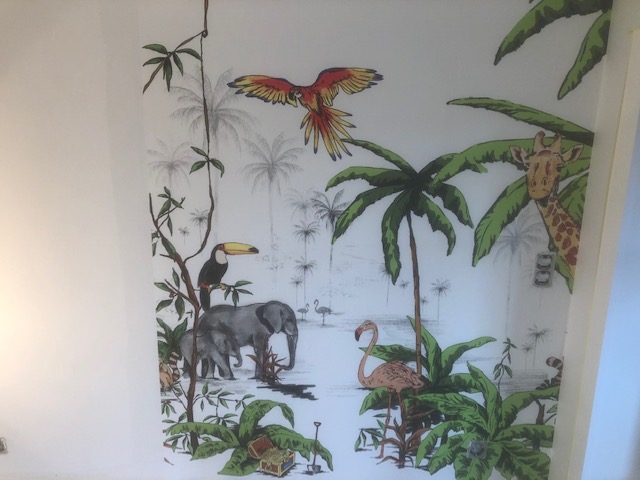 Pose d’un papier peint jungle pour chambre enfant